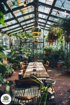 Simple Ways to Add a Pop of Color to Your Backyard en 2025 | Veranda jardin, Jardin d'hiver, Maison des fleurs