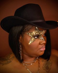 Products Used: @thecrayoncase Nudes of the World Pallet, Blush Binder @lashingoutglam Storm Pallet, Sandstone Lip Gloss @thebombextensions Lashes @colouredraine Naughty Spice Bronzer @milkmakeup Jelly Tint Splash-Berry @elfcosmetics Camo Concealer @anastasiabeverlyhills Loose setting powder Disco Cowboy Makeup, Rhinestone Cowgirl Makeup, Cowboy Carter Makeup Looks, Cowboy Carter Makeup Ideas, Space Cowgirl Makeup, Space Cowboy Makeup Look, Cowboy Carter Beyonce Makeup, Cowboy Carter Makeup, Cowboy Makeup Ideas