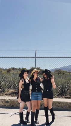 Guadalajara Outfits Summer, Western Black Outfits Women, Cowgirl Outfits With Black Boots, Black Tejana Hat Outfit, Outfits Para Tequila, Cowboy Skirt Outfit, Bailes Outfits, Outfit Ranchero, Western Luxe Outfit