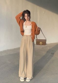 Casual Wide Leg Pants Outfit Summer, Trousers Styling Women, Soft Korean Style Outfits, College Wear Outfits Casual, Cute Trendy Modest Outfits, Trouser Fits For Women, College Fit Inspo Aesthetic, Classy Outfits Trousers, Korean Outfit Ideas For Women