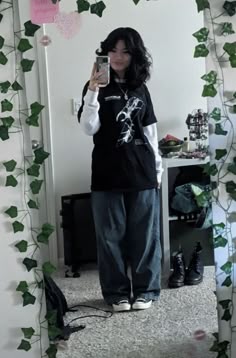 Pretty Lesbian Style, Grunge Tomboy Style, Baggy Long Sleeve Outfit, Dark Masc Outfits For Women, Dark Baggy Outfits, Swaggy Outfits 2000s, Baggy Shirt And Jeans, Grunge Lesbian Outfit, Grunge Cute Outfits