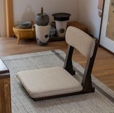 a chair sitting on top of a rug in a living room
