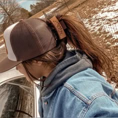 Western Outfit Jeans And Boots, Hair Styles For Rodeo, Ranch Hairstyles, Hair Styles Western, Cinch Jeans Outfit, Country Hair Styles With Hat, Western Hairstyles With Ball Caps, Horse Riding Hairstyles, Cute Rodeo Hairstyles