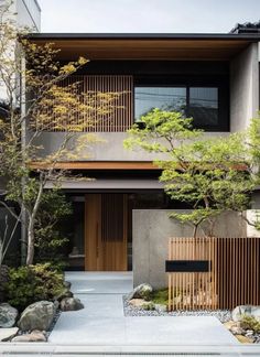 Japanese Modern House Interior Design, Japan Exterior Design, Japanese Bungalow House, Modern Genkan, Japanese Style Exterior, Japanese Style Modern House, Japanese Farmhouse Exterior, House Design Ideas Living Room, Kitchen In Front Of House