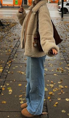 Cozy Beige Teddy Coat with Flared Jeans and Brown Boots nel 2025 | Idee vestito, Vestiti, Outfit