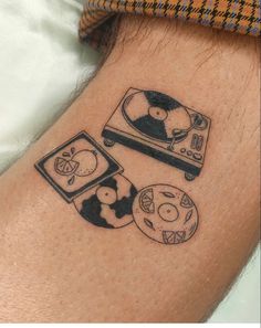 a tattoo on the leg of a man with an old record player