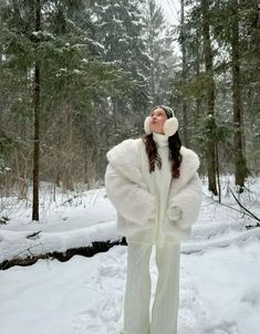 Winter fashion, white outfit, snow, earmuffs, whute coat, snowboard, ski, scarf, hat , cozy, warm, aurora, Scandinavia, figure skating, hockey, white, snowsuits, jacket, cold weather outfit, ice, warm outfit, Copenhagen, snow jacket, hiking, snow pants, gorpcore, Acteryx, sweater, Winter Outfit Snowing, Cold Place Outfit Ideas, Winter Fashion Snow Outfit, Warm Winter Outfits Snow, Snow Fall Outfit Women, Snow Winter Fashion, All White Snow Outfit, Snow Style Fashion, Snow Day Fashion