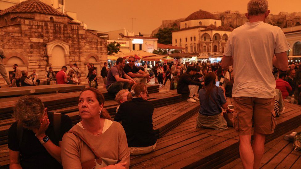 people-looking-at-dust-storm-athens.