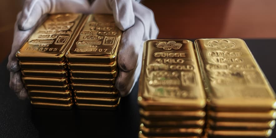 Gold prices fall after U.S. jobs data