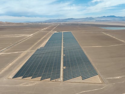 Paneles solares absorben la luz en el desierto de Atacama.