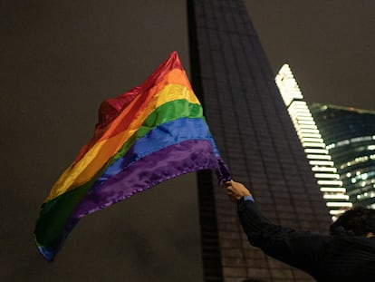 Manifestantes ondean una bandera de la diversidad sexual en una protesta en Ciudad de México tras el asesinato de Jesús Ocial Baena, en noviembre de 2023.