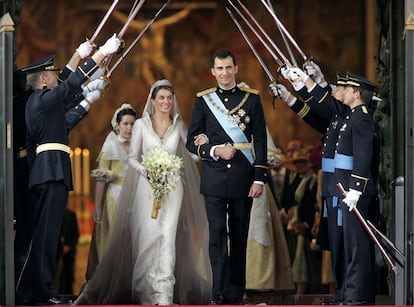 En la imagen los Príncipes de Asturias al término de la boda pasan por el arco de sables de los compañeros de promoción de Don Felipe en las academias de oficiales de las Fuerzas Armadas, el pasado 22 de mayo de 2004.