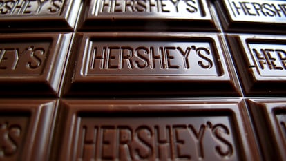 FILE PHOTO: A Hershey's chocolate bar is shown in this photo illustration in Encinitas, California January 29, 2015.  REUTERS/Mike Blake/File Photo         GLOBAL BUSINESS WEEK AHEAD PACKAGE - SEARCH 'BUSINESS WEEK AHEAD APRIL 25'  FOR ALL IMAGES/File Photo