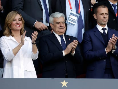 La ministra de Cultura y Deporte, Pilar Alegría, Pedro Rocha, el presidente de la UEFA, Alexander Ceferin, y Philippe Diallo, presidente de la Federación Francesa de Fútbol, durante la final de la Liga de Naciones femenina disputada entre España y Francia.