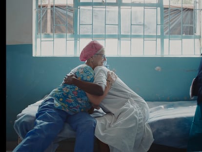 La matrona Chintina Martínez abraza a una paciente Kenia, en un fotograma de 'El Juramento'