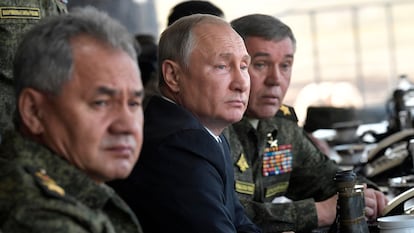 Putin y el ministro de Defensa ruso Sergei Shoigu, a la izquierda.