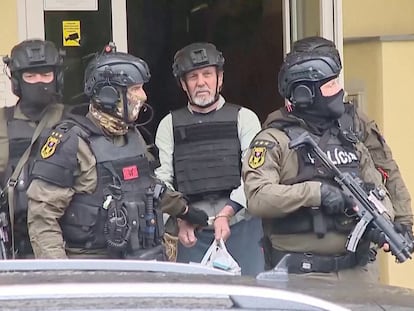 Policías escoltaban el viernes al sospechoso de atentar contra Robert Fico, identificado como Juraj Cintula, en Levice.
