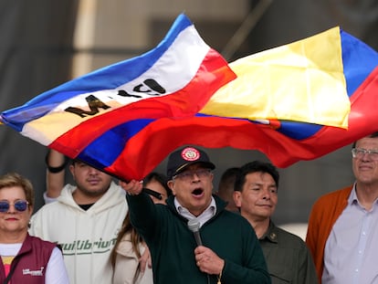 Gustavo Petro se dirige a sus seguidores, reunidos en la Plaza Bolívar en Bogotá, este 1 de mayo.