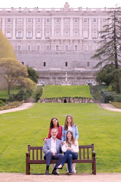 El próximo 22 de mayo se cumple el vigésimo aniversario de boda de los reyes Felipe VI (56 años) y Letizia (51 años) y, con tal motivo, la Casa Real ha difundido este sábado una serie de imágenes inéditas de los Monarcas junto a sus dos hijas, la princesa Leonor (18 años) y la infanta Sofía (17 años).