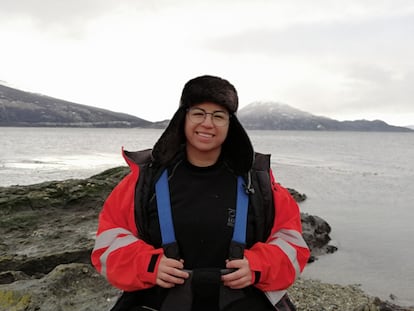 Alejandra Mora, geógrafa chilena, en el Canal de Beagle, en la Patagonia.