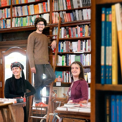 De izquierda a derecha, María Treviño, Pablo Cerezo y Érika Ambrosio, los libreros de Pérgamo.