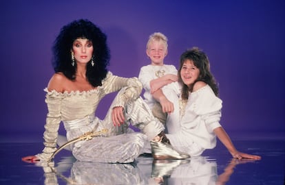 Cher posa con sus dos hijos en junio de 1981. 
