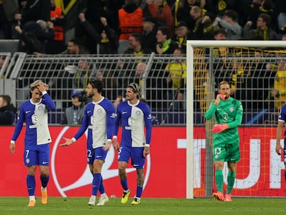 Los jugadores del Atlético, tras uno de los cuatro goles que les marcó el Borussia Dortmund.