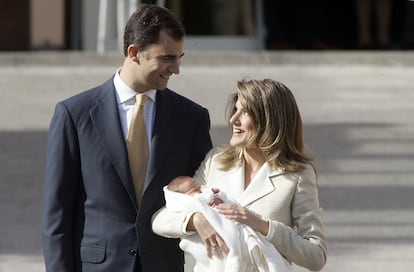 Salida de los príncipes de Asturias del Hospital con la Infanta Leonor tras su nacimiento en el año 2005.