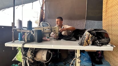 El sastre Mohammed Qannan, en la pequeña tienda en la que hace reparaciones, en Al Mawasi, cerca de Jan Yunis (Gaza)