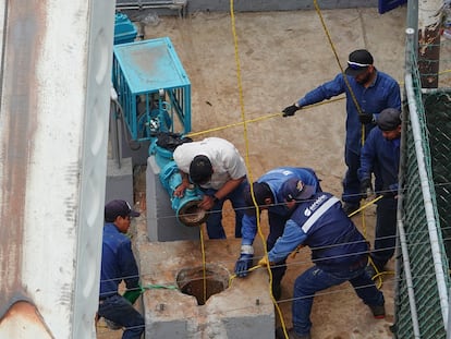 Trabajadores realizan labores de limpieza en el Pozo Alfonso XIII, un punto de contaminación del agua potable de la alcaldía Benito Juárez, el 11 de abril.