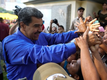 El presidente venezolano, Nicolás Maduro, saluda a sus seguidores durante una marcha de mujeres evangélicas, este miércoles en Caracas.