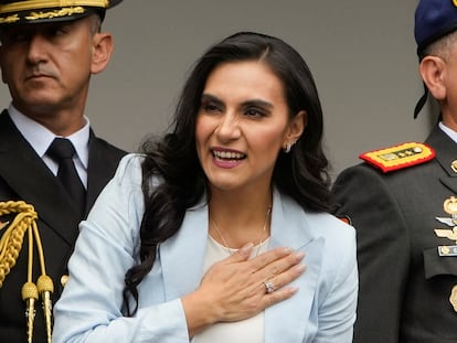 La vicepresidenta de Ecuador, Verónica Abad, saluda durante la ceremonia de cambio de guardia militar, en Quito, en noviembre de 2023.
