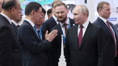 Vladimir Putin and Chinese Vice President Han Zheng tour an exhibition at the 8th Russian-Chinese EXPO in Harbin, China, May 17.