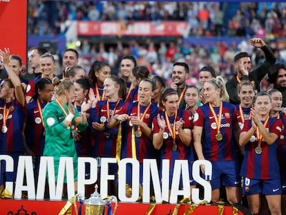 Las jugadoras del Barça, con las medallas en el cuello tras ganar la final de la Copa de la Reina a la Real en La Romareda.