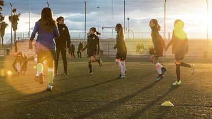 Un grupo de niñas se prepara para jugar un partido de fútbol en Valencia.