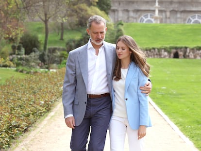 Las nuevas fotos oficiales de los Reyes y sus hijas: Felipe VI y Letizia celebran su 20º aniversario de boda con retratos familiares