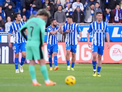 Los jugadores del Alavés celebran el segundo gol, ante un Griezmann cabizbajo.