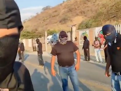 Hombres encapuchados de Motozintla, Chiapas, aclararan en un video que no fue un montaje haber interceptado a Claudia Sheinbaum en su gira por el estado, este 24 de abril.