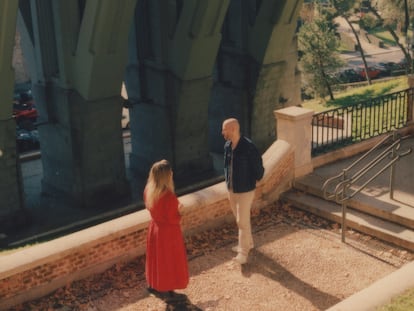 Inés Pintor y Pablo Santidrián posan para ICON en el viaducto de Segovia, en Madrid.