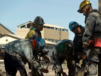 Mineros limpian sus botas al término de su jornada en la mina Pasta de Conchos, en San Juan de Sabinas (Coahuila), en 2007.