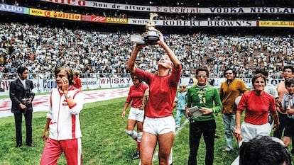 La delantera danesa, Susanne Augustensen, levanta el trofeo del mundial femenino de 1971 en el Estadio Azteca