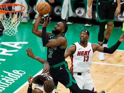El jugador de los Celtics de Boston Jaylen Brown entra a canasta en el partido contra Miami Heat de este miércoles.