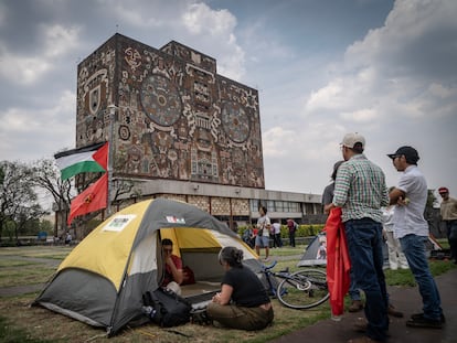 Estudiantes en un campamento propalestino frente a la torre de Rectoría de la UNAM, el 2 de mayo.