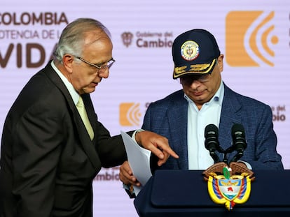 El presidente de Colombia, Gustavo Petro (i), habla con el ministro de Defensa, Iván Velásquez, durante una rueda de prensa este martes, en la Casa de Nariño, en Bogotá (Colombia).