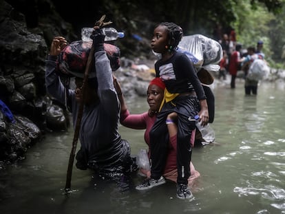 Migrantes haitianos durante su travesía por el Darién, en una de las fotografías ganadoras del Pulitzer.