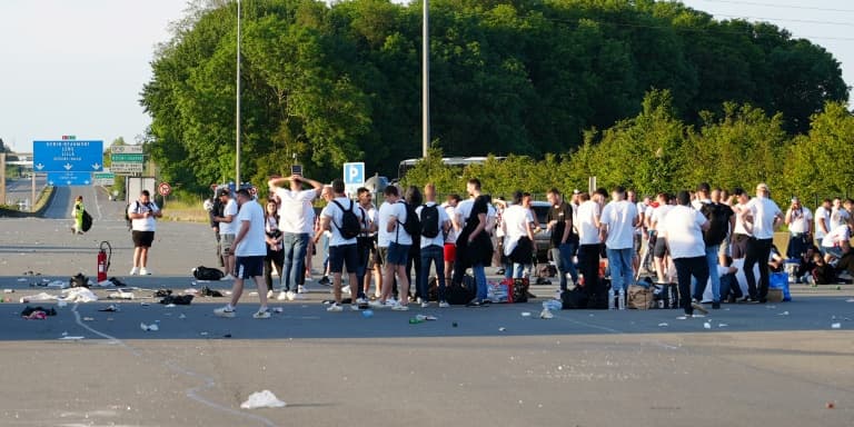 Des supporters de l'OL près du péage de  Fresnes-lès-Montauban, dans le Pas-de-Calais, après des affrontements avec des supporters du PSG juste avant la finale de la Coupe de France à Lille, le 25 mai 2024 