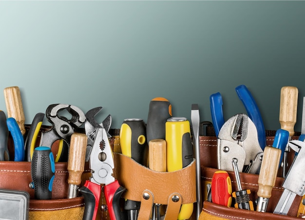 Photo ceinture d'outils avec des outils sur fond de bois
