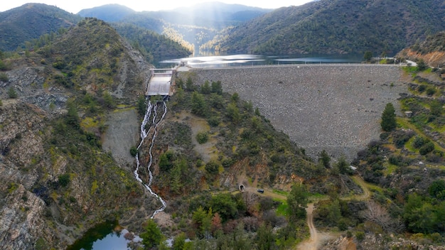 Le barrage de Lefkara de 74 mètres de haut à Chypre déborde après les pluies hivernales Le stockage de l'eau est important dans le climat aride