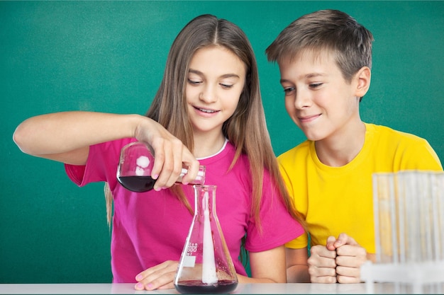Photo des écoliers font une expérience de chimie.