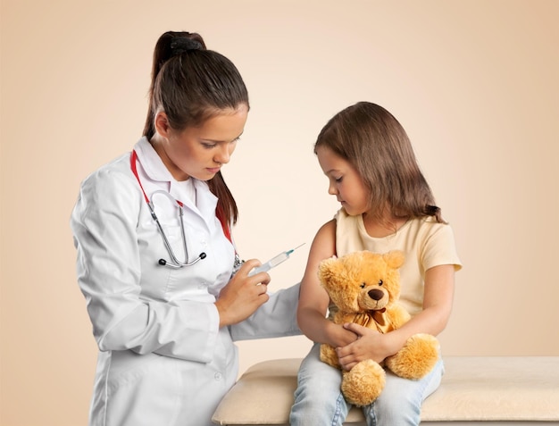 Photo une jeune médecin avec une petite fille.